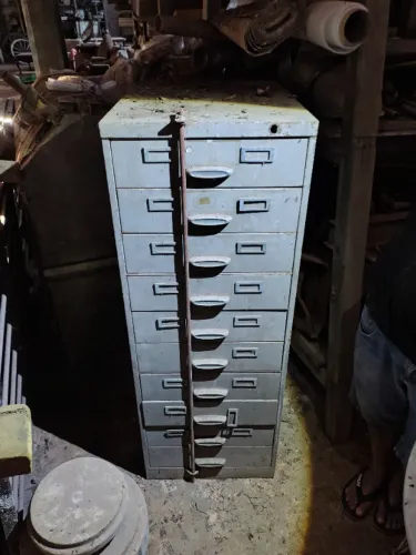 Gaveteiro de Aço Industrial Vintage - Perfeito para Organizar Sua Oficina e Ferramentas