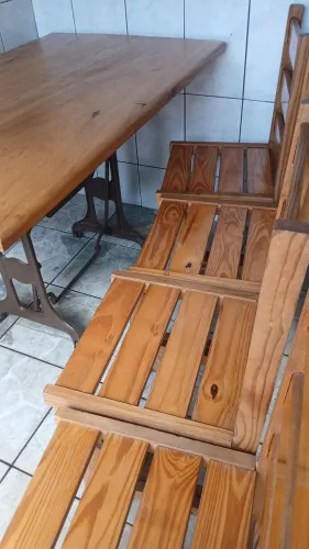 Vendo uma mesa de madeira com pés de máquina e 4 cadeiras valor 700 reais