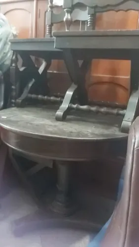 Mesa Rústica com 4 cadeiras em bom estado.