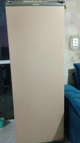 Geladeira consul antiga  gela super bem .Trocar a borracha 