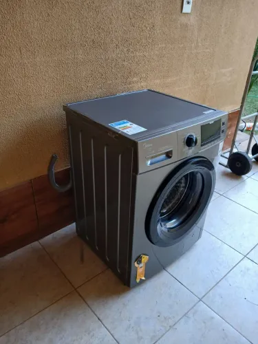 Vendo uma máquina de lavar roupa mideia 11kg semi nova