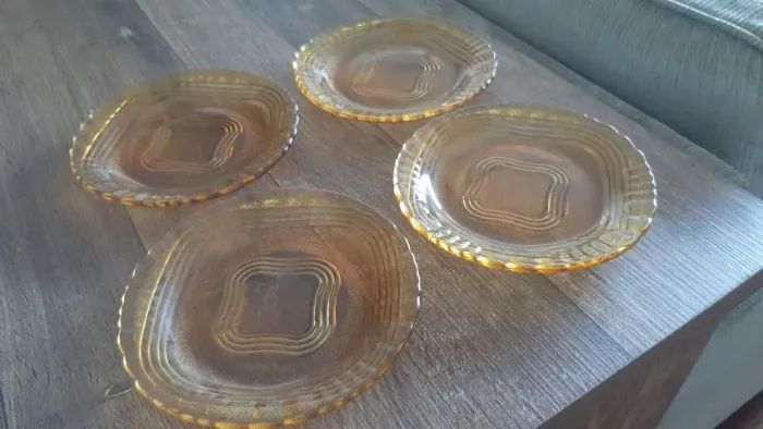 ? ? Jogo 4 Pratos Sobremesa Âmbar Vintage Vidro Trabalhado 18cm - Antigo/Retrô".