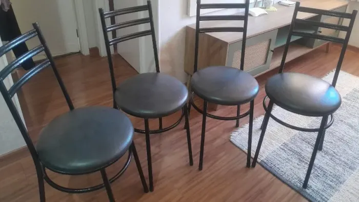 Jogo de 4 cadeiras em aço com pintura epóxi