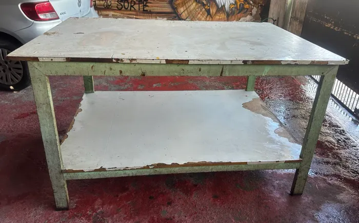 Vende-se mesa grande para uso comercial ou variados.