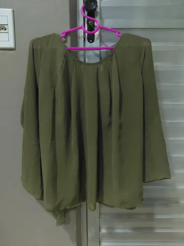 Camisa de tule verde com manga