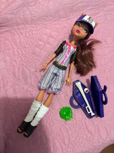 Clawdeen Sports
