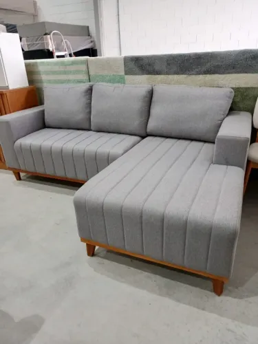 SOFÁ FIXO COM CHAISE (MOSTRUÁRIO)