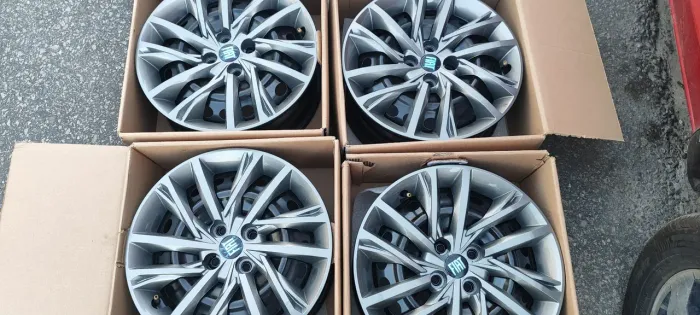 Rodas originais com carlotas aro 16" Fiat 