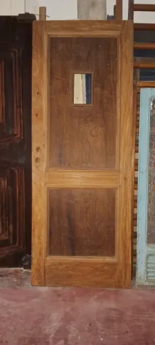 Porta maciça em cedro com abertura para janelinha.