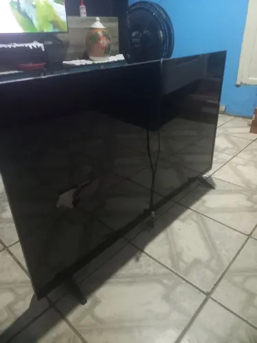 TV Smart AOC 43 com tela quebrada (impacto)