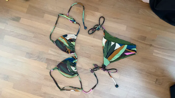 Biquíni verde estampado com amarração no ombro