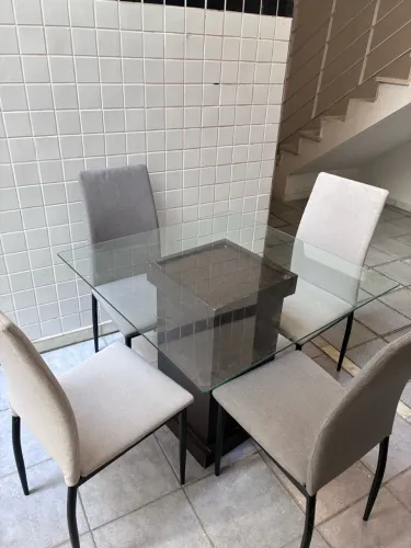 Mesa e cadeiras