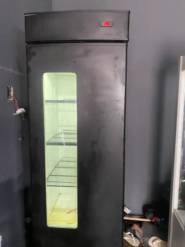 Expositor gelando perfeitamente, só precisa trocar a borracha