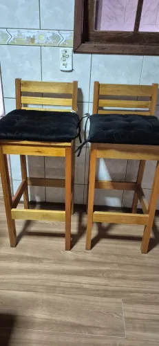 Banquetas de madeira