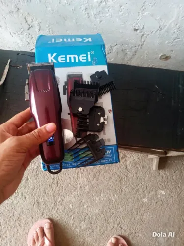 VENDE-SE MAQUINA KEMEI (MOTIVO DE VENDA COMPREI OUTRA MAQUINA)