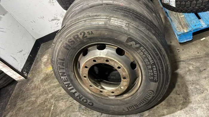 vendo pneus com rodas montadas xbri 295/80 22