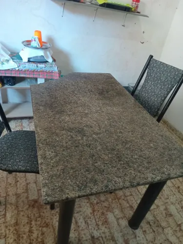 Mesa de mármore com um pedaço quebrado