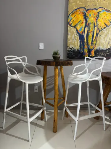 Jogo de mesa bistrô rústico, c duas banquetas altas de propileno branca