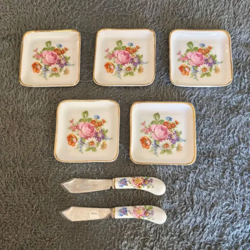 Antigo Conjunto de Pratinhos de Apoio em Porcelana SALER, estilo floral 