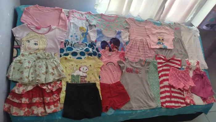 Lote de menina com 20 peças tamanho 2 anos