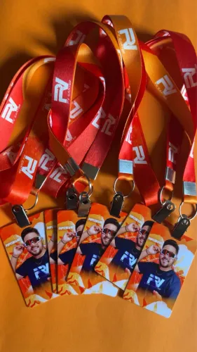 Crachás com Cordões Personalizado