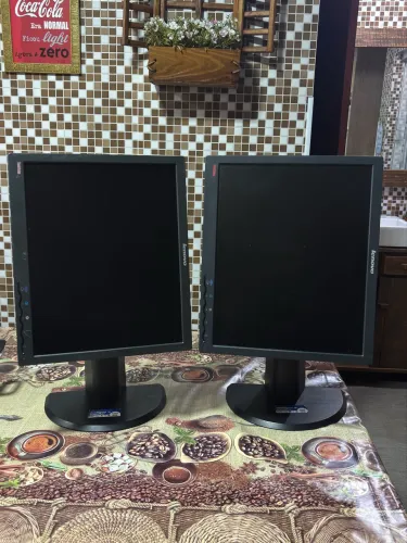 Monitor LeNovo 17 polegadas, gira formato A4, entrada VGA