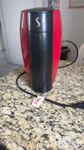 Vendo uma cafeteira três corações 