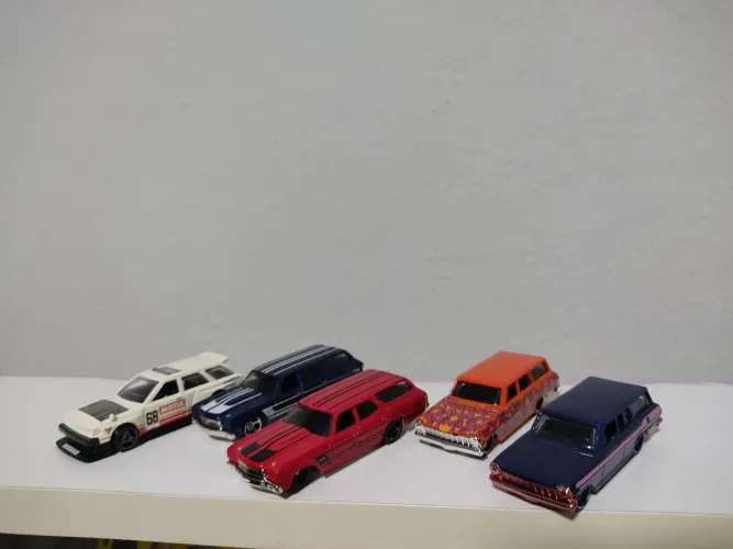 LOTE COM CINCO HOT WHEELS