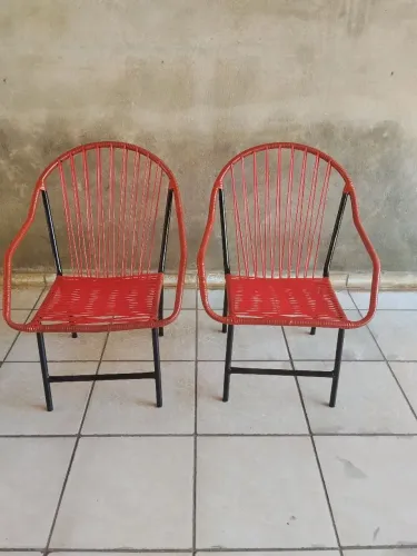 Duas cadeiras médias adultas