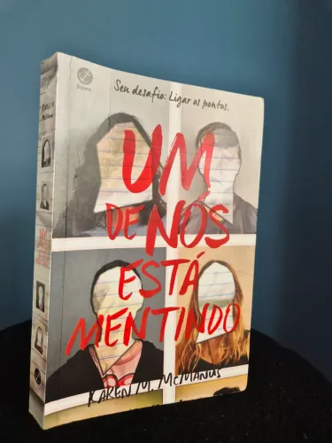 Livro Um de Nós Está Mentindo