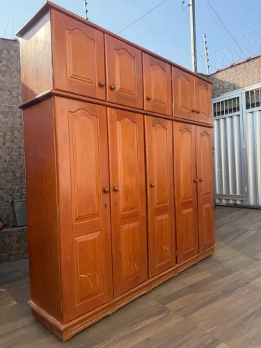 Guarda roupa de madeira com rodinhas
