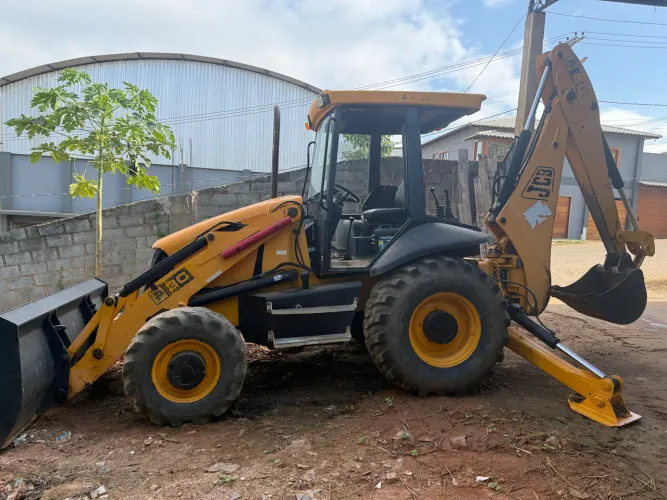 Retroescavadeira JCB 3c 4x4 2010 9303 horas