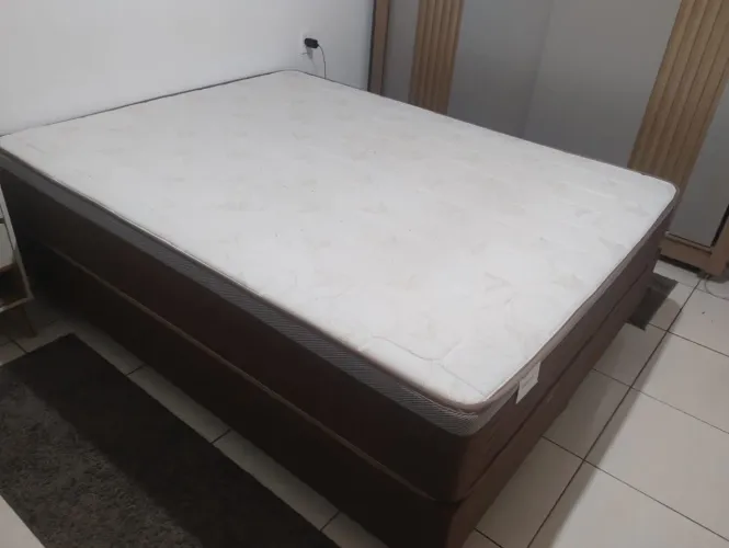 Cama Queem com colchão 