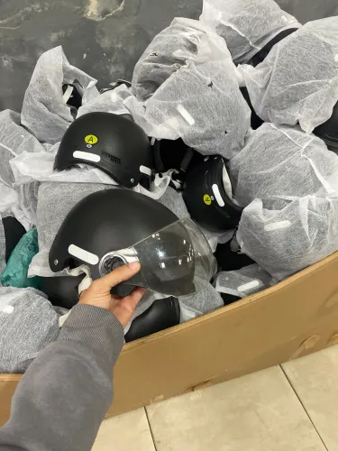 Capacete coquinho com viseira.