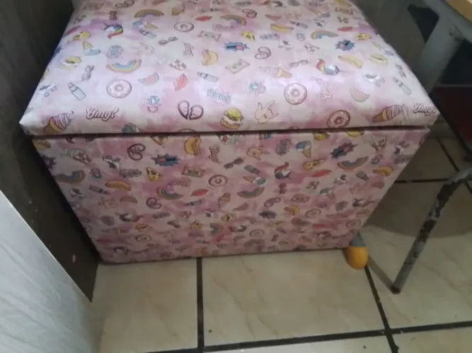 Baú de brinquedos e mesa com cadeira