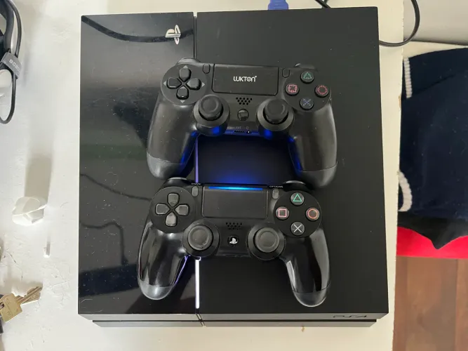 PS4 Fat 500GB Desbloqueado GoldHEN 9.00 + 2 Controles + 800 Jogos