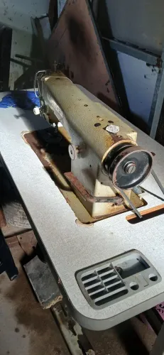 Máquina de costura antiga industrial para cópia costura reta