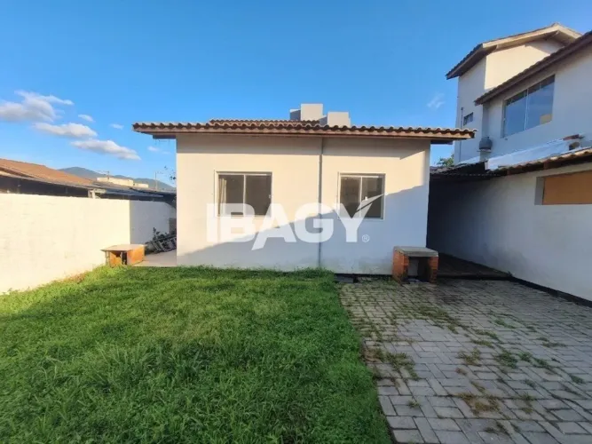 Excelente Casa 1 dormitório(s) em Carianos - Florianópolis