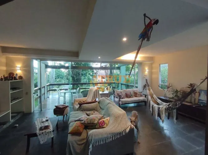 CASA ESPETACULAR com 4 Quartos (4 suítes) em Condomínio - ALUGUEL
