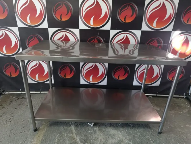 Mesa lisa toda no aço inox com prateleira inferior usada em ótimo