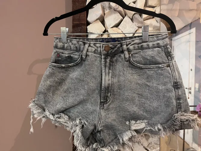 Short Jeans Cinza Estonado com Barra Desfiada Feminino - TAM 40 