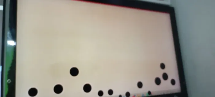 Tv 50 polegadas( Com círculos na tela na parte de baixo)