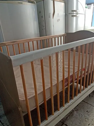 Berço que vira cama semi novo