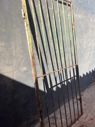 Vende se uma grade ferro .