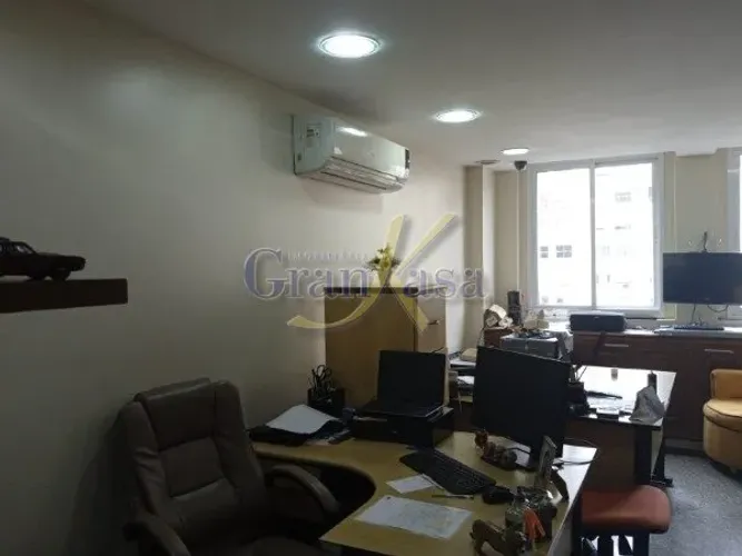 Avenida Presidente Vargas sala com 67 metros no Iptu.