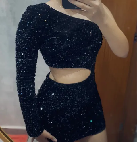 Vestido preto aveludado com paite