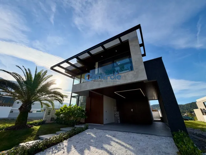 Casa com 04 suítes na Pedra Branca, em Palhoça!