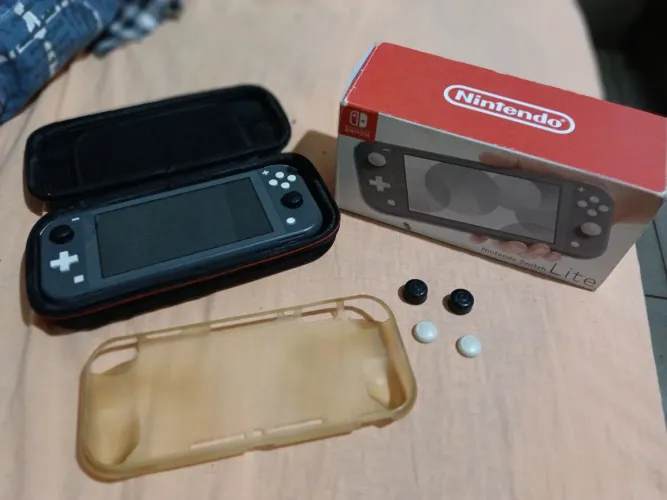 Nintendo Switch Lite semi novo