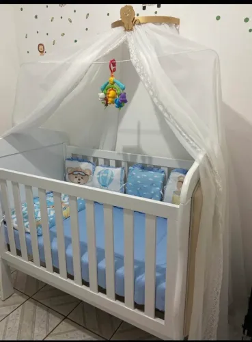Berço com cabeceira estofada