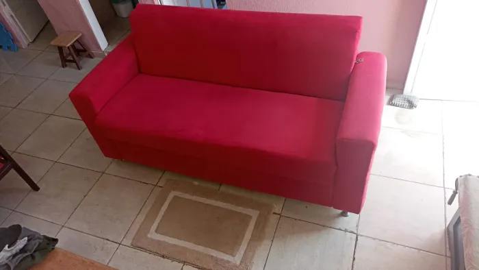Sofá 3 Lugares, Pouco Usado, Veludo Vermelho.